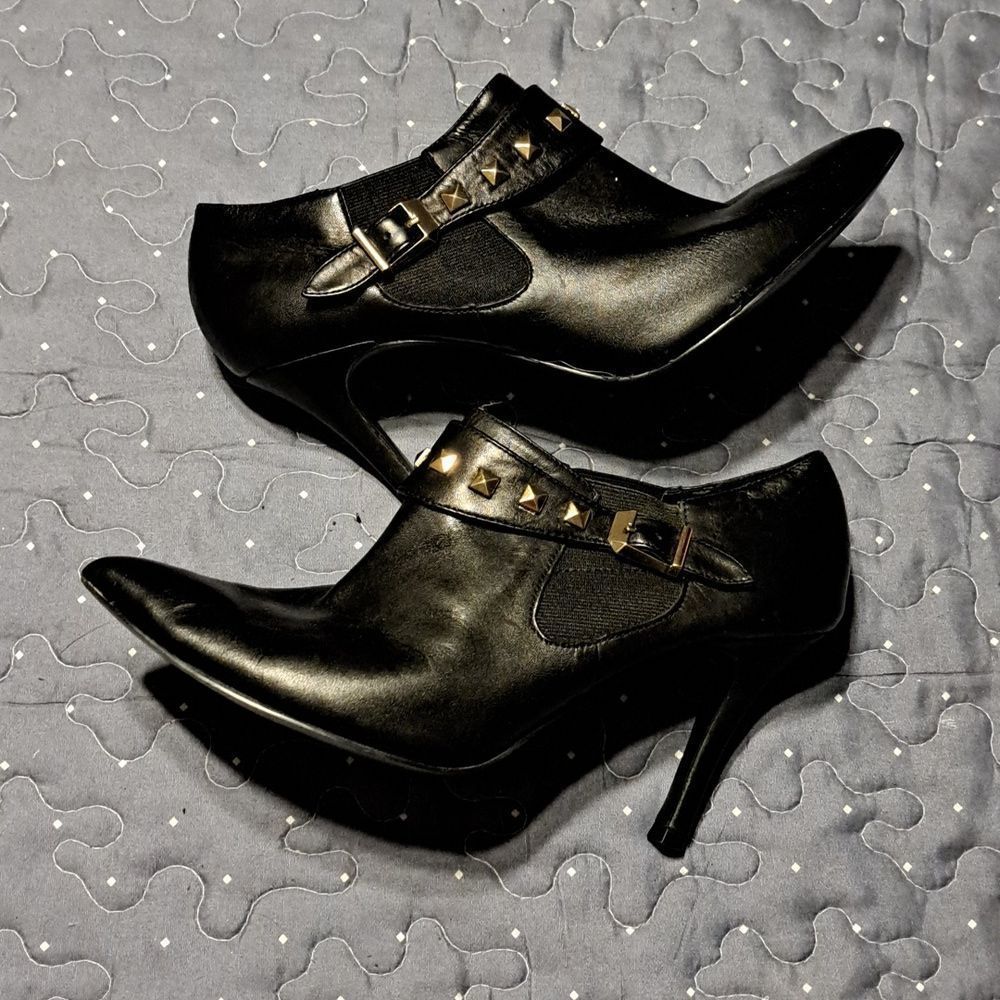 Guess black ankle boot heels size 8.5